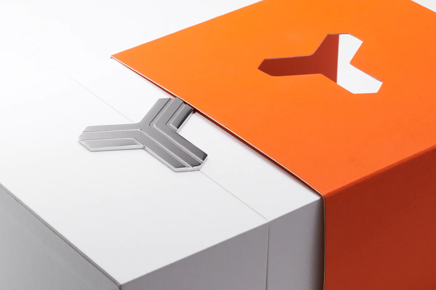 【スウェーデン生まれ】ハイエンドケース一体型バンド【Y24(ワイトゥエンティーフォー)】