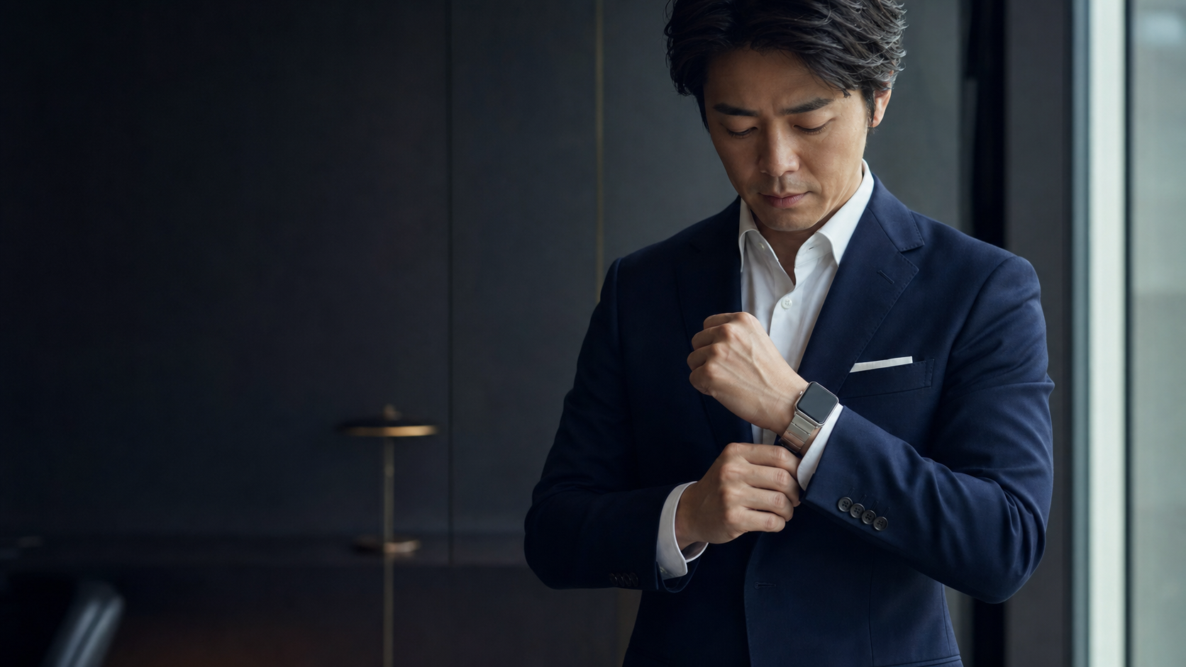 スーツの袖口に合わせたApple Watchバンド