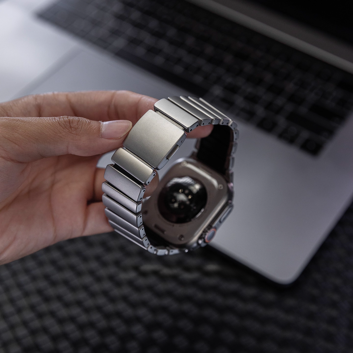 【新感覚デザイン】ツイストラバーチタンバンド【アップルウォッチ】