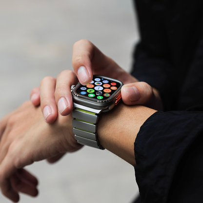 【新感覚デザイン】ツイストラバーチタンバンド【アップルウォッチ】