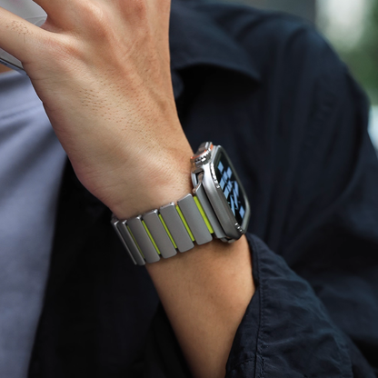 【新感覚デザイン】ツイストラバーチタンバンド【アップルウォッチ】