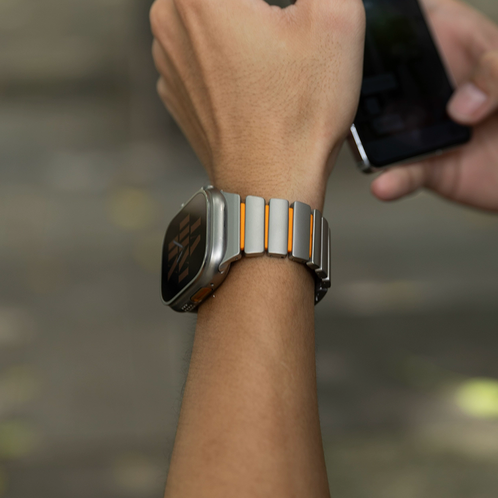 【新感覚デザイン】ツイストラバーチタンバンド【アップルウォッチ】