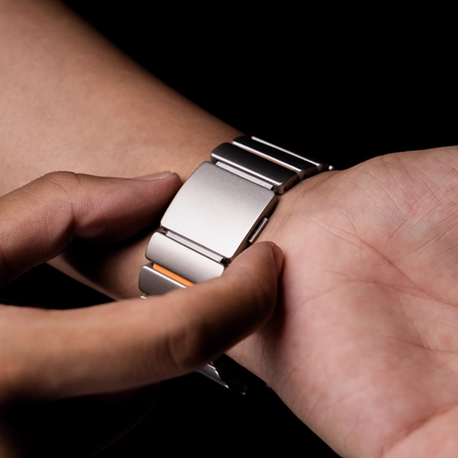 【新感覚デザイン】ツイストラバーチタンバンド【アップルウォッチ】