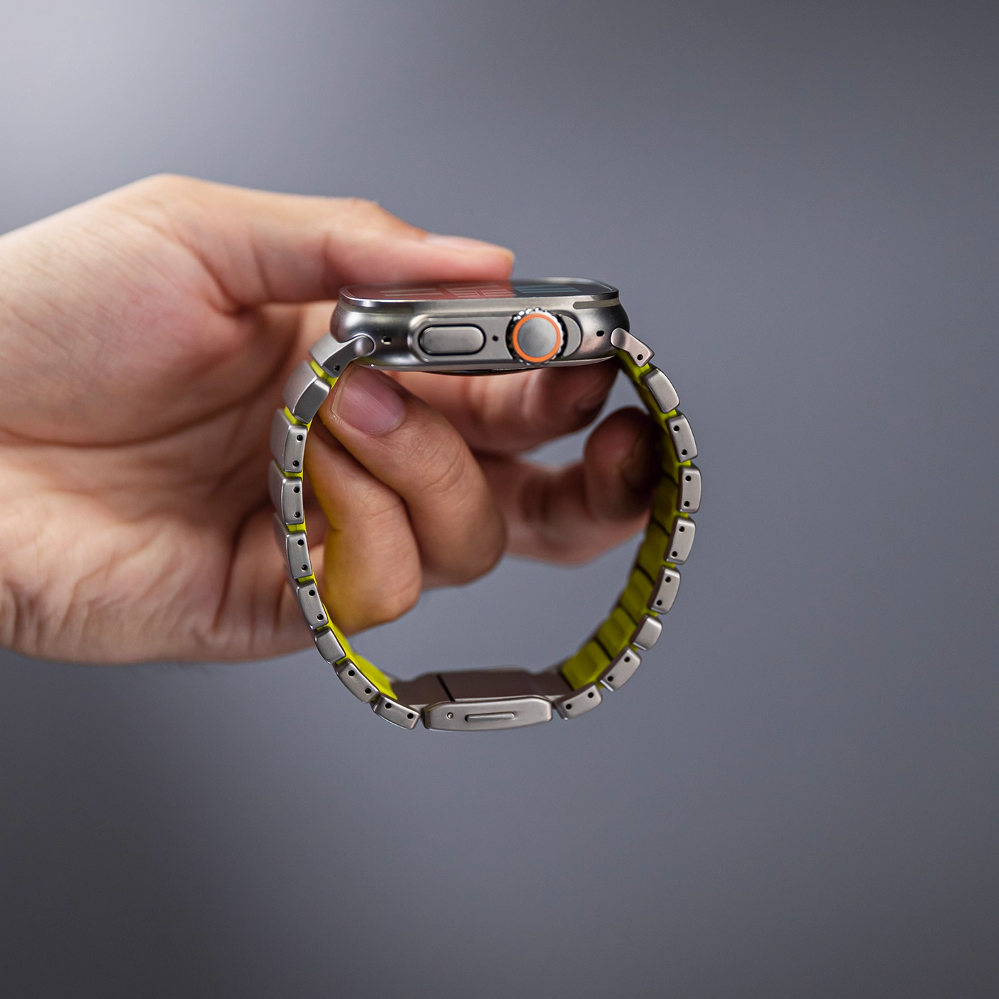 【新感覚デザイン】ツイストラバーチタンバンド【アップルウォッチ】