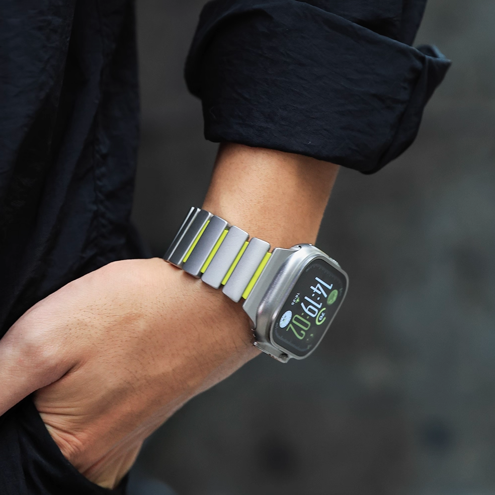 【新感覚デザイン】ツイストラバーチタンバンド【アップルウォッチ】