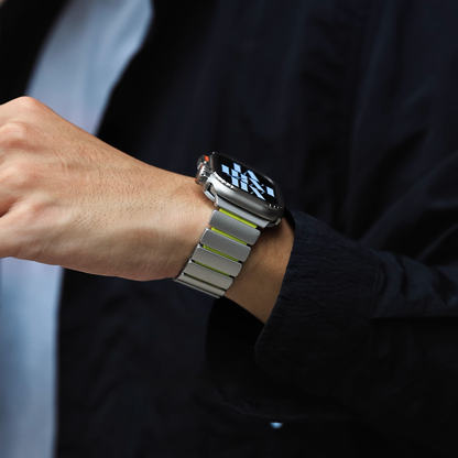 【新感覚デザイン】ツイストラバーチタンバンド【アップルウォッチ】