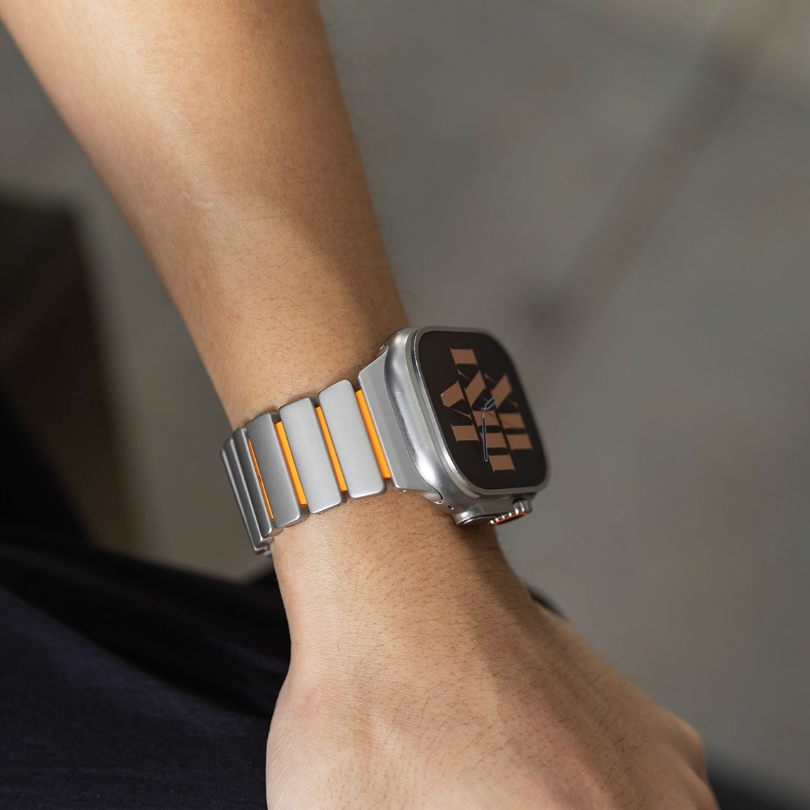 【新感覚デザイン】ツイストラバーチタンバンド【アップルウォッチ】