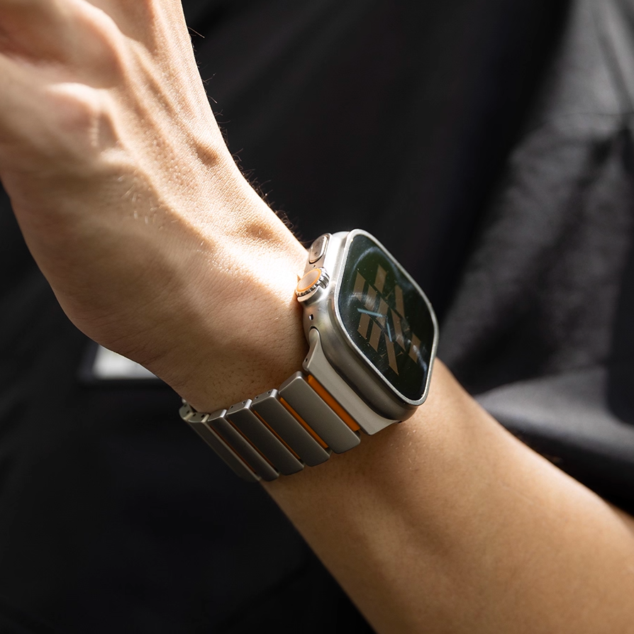 【新感覚デザイン】ツイストラバーチタンバンド【アップルウォッチ】