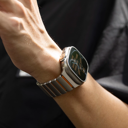 【新感覚デザイン】ツイストラバーチタンバンド【アップルウォッチ】