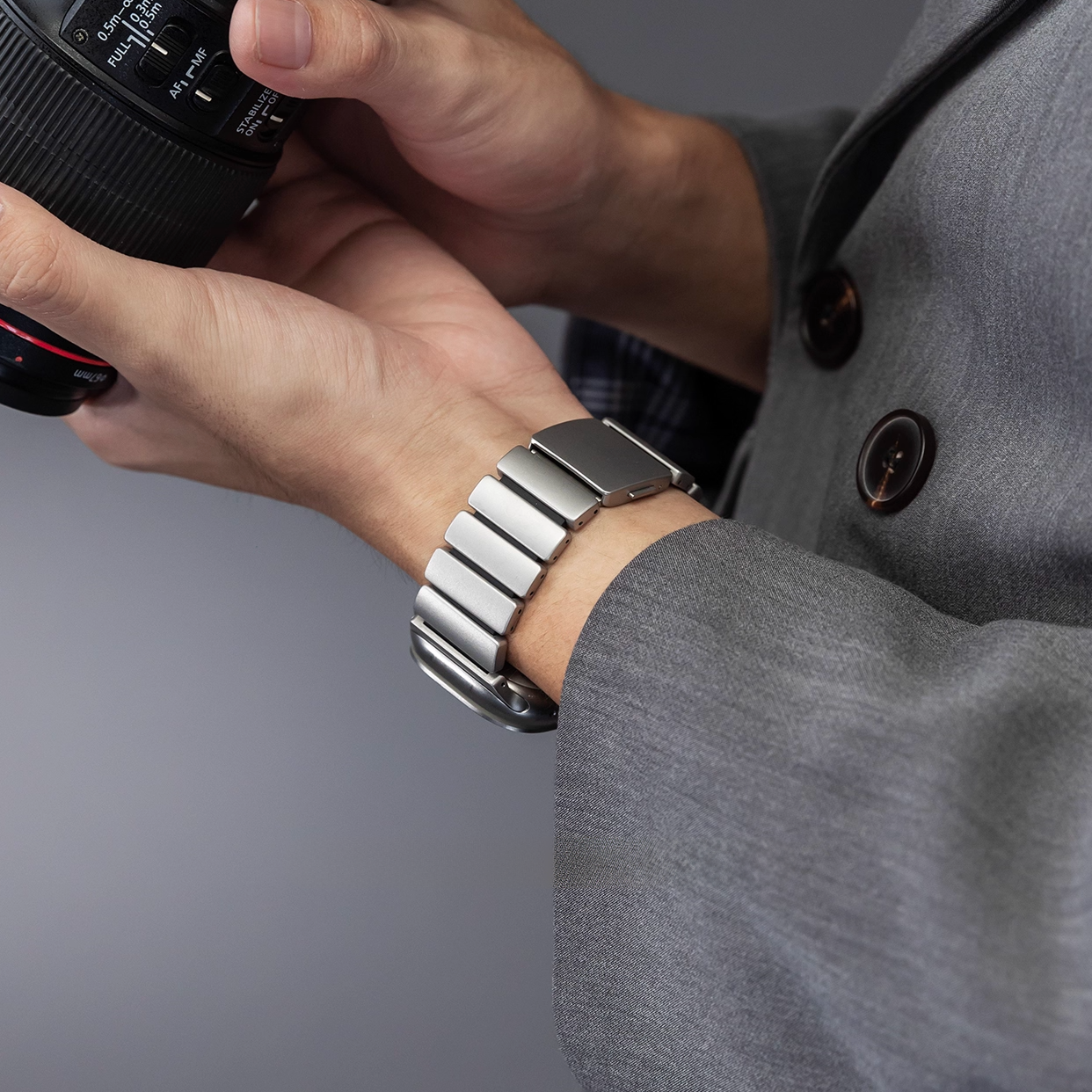 【新感覚デザイン】ツイストラバーチタンバンド【アップルウォッチ】