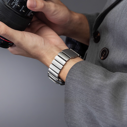 【新感覚デザイン】ツイストラバーチタンバンド【アップルウォッチ】