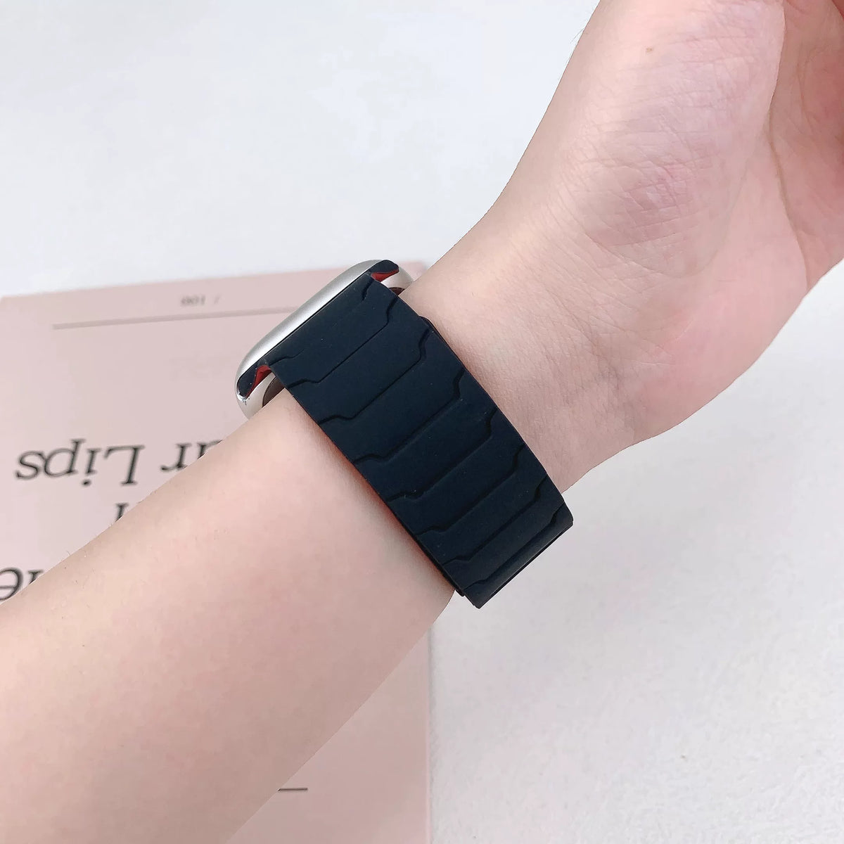 [Easy to attach with magnets] Link Pattern Magnetic Band [Apple Watch]
